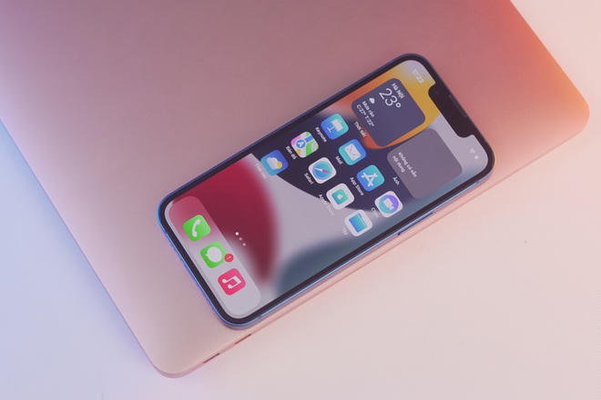 Tương tự iPhone 13, phiên bản 13 Mini cũng được trang bị bộ xử lý A15, dung lượng RAM 4 GB. Điều này giúp cho iPhone 13 Mini trở thành một trong những chiếc smartphone màn hình nhỏ có hiệu năng mạnh nhất trên thị trường. Viên pin của máy có dung lượng 2.438 mAh, hứa hẹn cho mang lại thời gian sử dụng lâu hơn so với iPhone 12 Mini.
