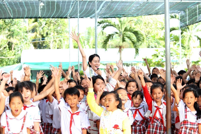 Hoa khôi Nam Em giản dị về thăm trường cũ