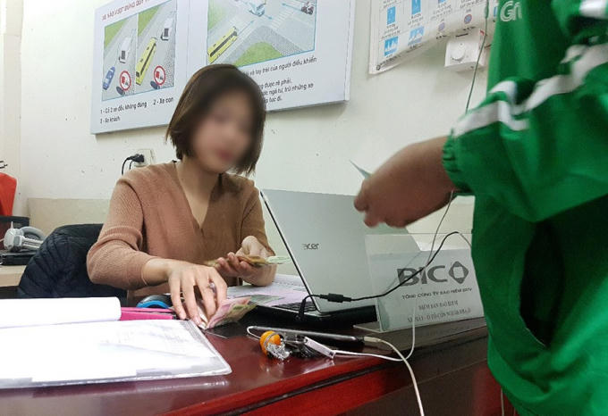 Thu phí "chống trượt" bằng lái xe tại một trung tâm đào tạo lái xe trên đường Nguyễn Trãi (Thanh Xuân).