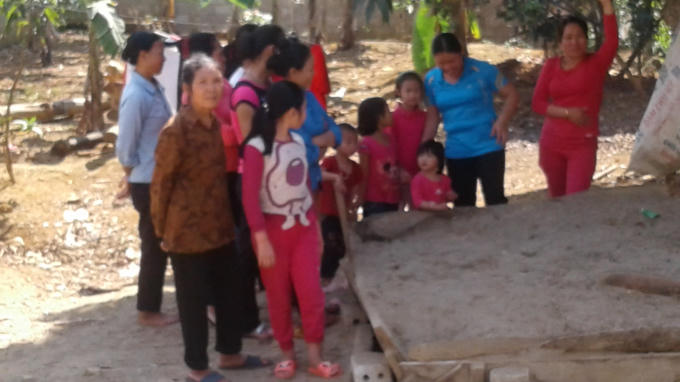 Rất đông bà con xóm giêng đến chia vui cùng gia đình ông Hán. Ảnh: Nguyệt Chi