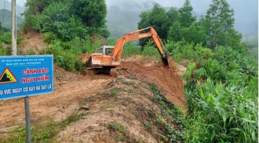 Cơ quan chức năng khắc phục sạt lở tại huyện An Lão. Ảnh: Bá Huynh