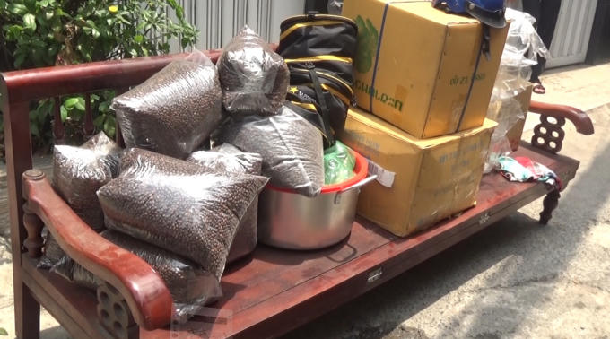 Đồ đạc được người dân hỗ trợ đưa ra ngoài