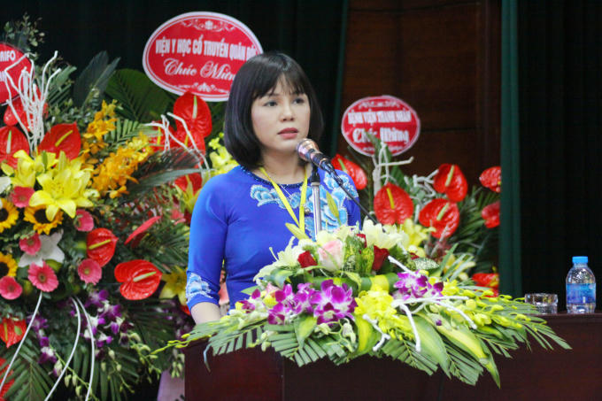 TS. Trần Thị Khánh Tường, Phó TK Y & Trưởng BM Nội ĐHYK PN Thạch - TP HCM trình bày báo cáo nghiên cứu về điều trị bệnh gan nhiễm mỡ do rượu.