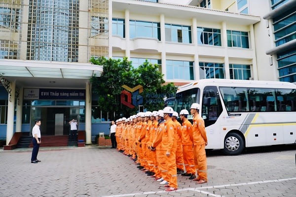 Ông Nguyễn Thanh Tĩnh, Giám đốc Công ty Điện lực Quảng Ninh, giao nhiệm vụ cho Đội xung kích.
