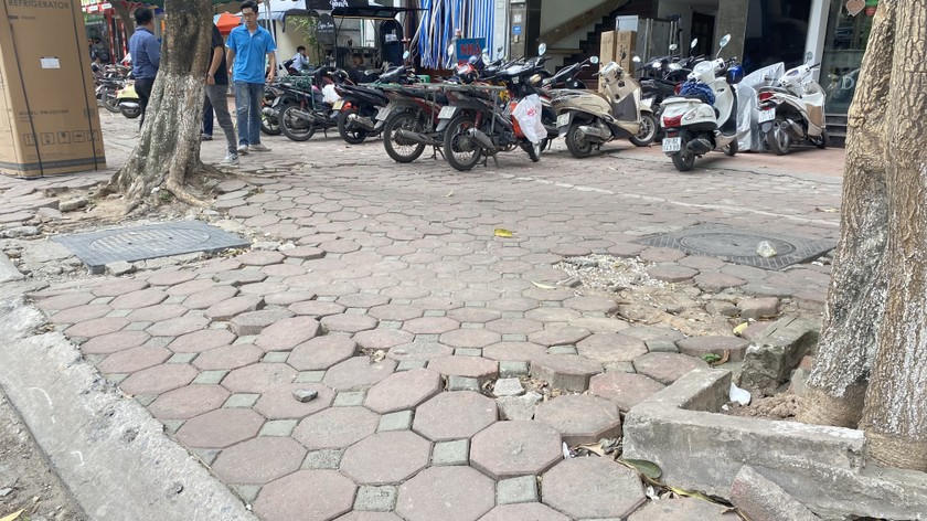 Những viên gạch bong tróc, gập ghềnh.