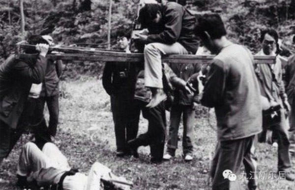 Cảnh Ngộ Không đang vật lộn với chiếc vòng kim cô. Ảnh: internet.