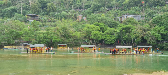 Đoàn bè nối đuôi nhau thăm quan thác Bản Giốc.
