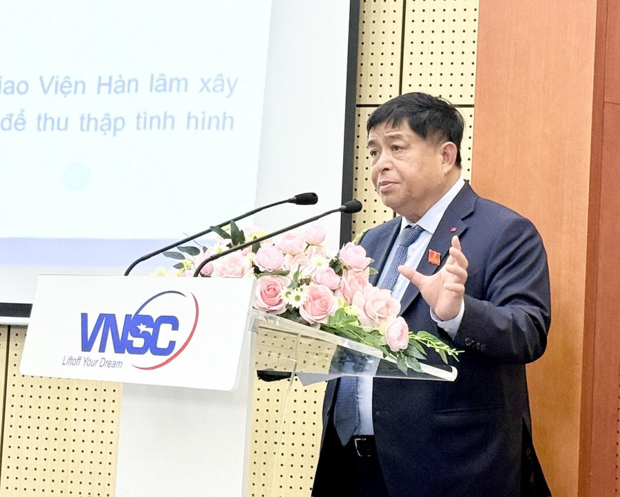 Phó Thủ tướng bày tỏ sự ấn tượng, khâm phục và tự hào đối với những nỗ lực của Trung tâm Vũ trụ Việt Nam, Viện Hàn lâm Khoa học và Công nghệ Việt Nam, đồng thời đánh giá cao những trải nghiệm đặc sắc, thú vị mà Bảo tàng đã tạo dựng được . (Ảnh: VGP/Thu Sa)