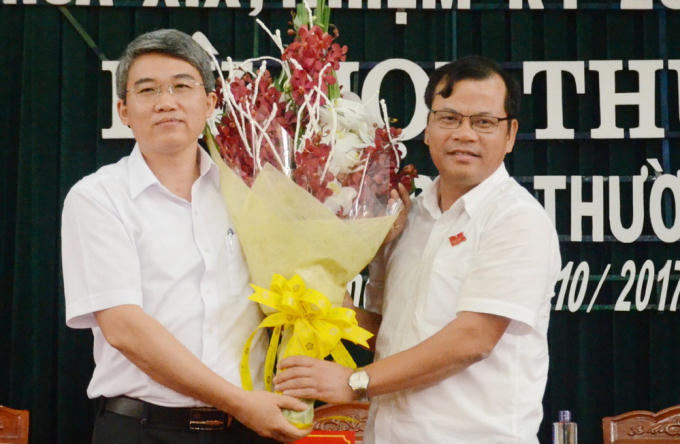 Đồng chí Bùi Quang Huy (bên trái) Chủ tịch UBND huyện Yên Dũng đương nhiêmj. Ảnh Báo Bắc Giang.