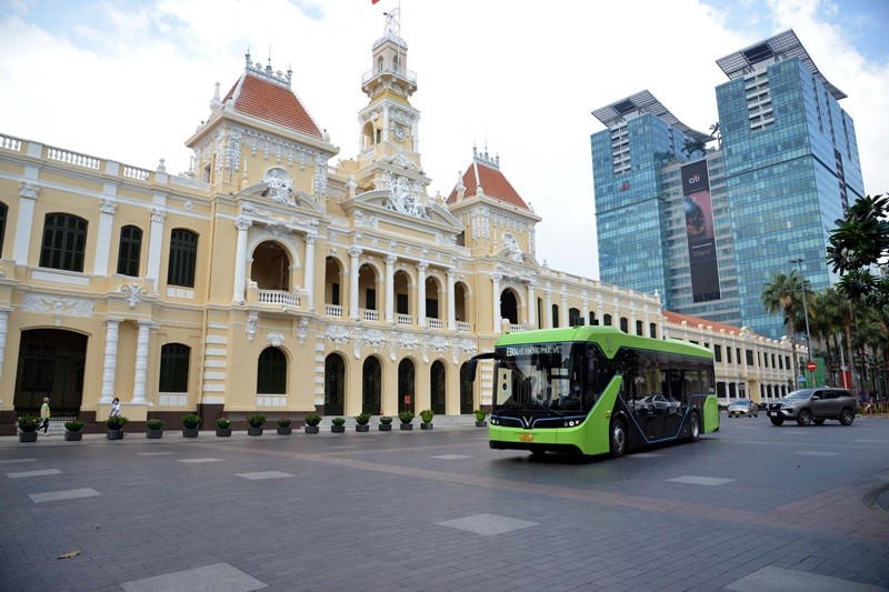Dự án chuyển đổi xe xăng sang xe điện được thí điểm từ Vinbus tại TP.HCM đang đặt ra nhiều kỳ vọng dẫn đầu thu hút tư nhân vào phát triển xanh
