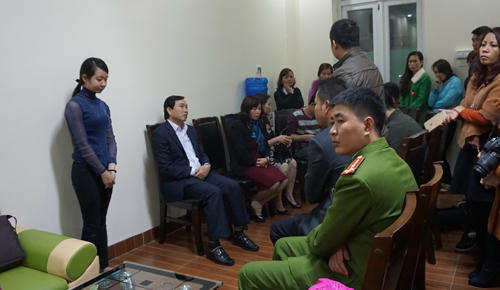 Tối cùng ngày cơ quan điều tra, lãnh đạo phòng Giáo dục TP Thanh Hóa và đại diện gia đình đã làm việc với cơ sở mầm non nơi bé gái bị bạo hành. Ảnh: Lê Hoàng.