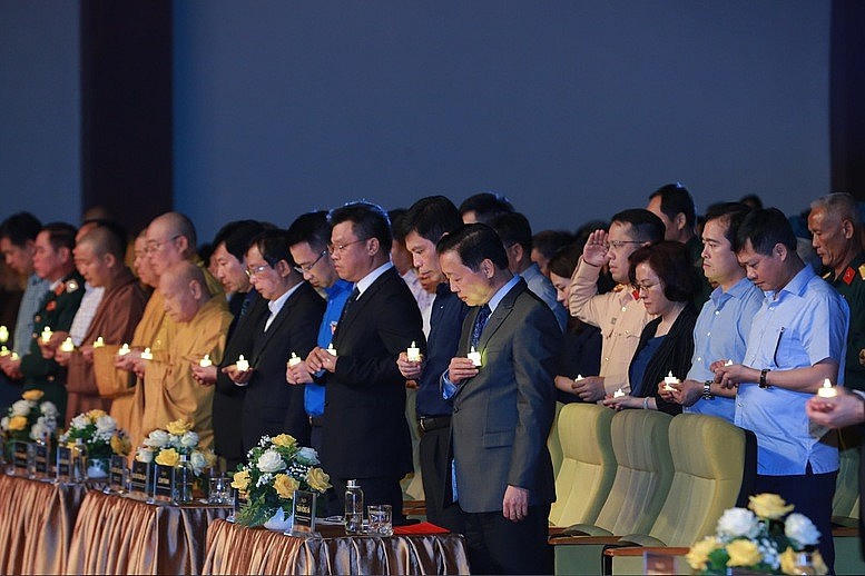 Phó Thủ tướng Trần Hồng Hà và các đại biểu tưởng niệm những nạn nhân tử vong vì tai nạn giao thông - Ảnh: VGP.