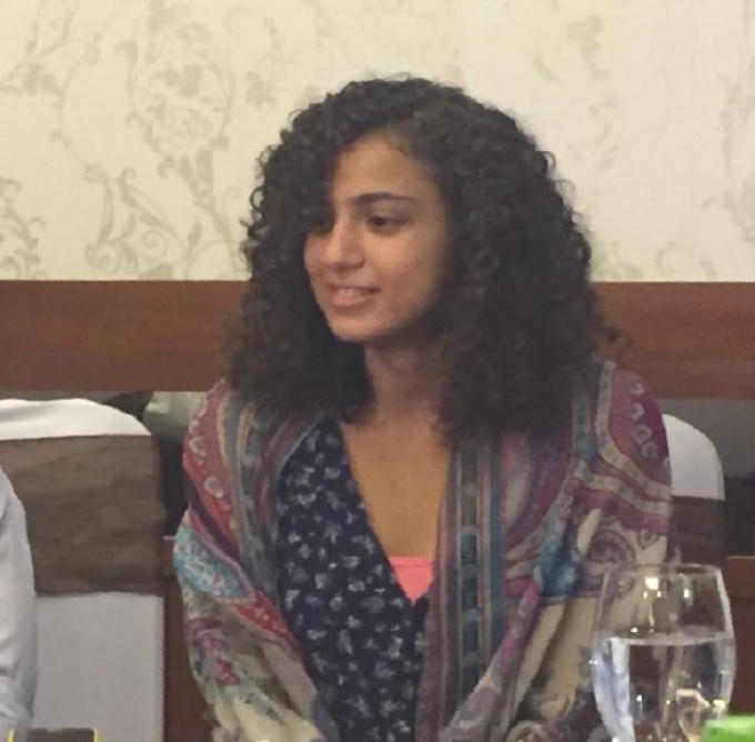 Nữ du khách thân thiện nói chuyện với phóng viên.