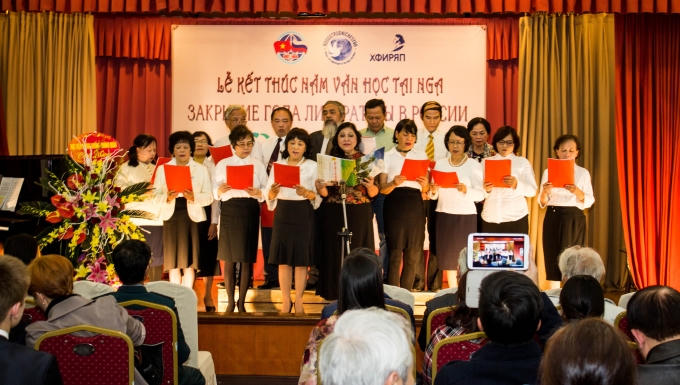 Nhóm "Bạch Dương" thể hiện ca khúc nhạc Nga nổi tiếng (Ảnh: Minh Tuấn)
