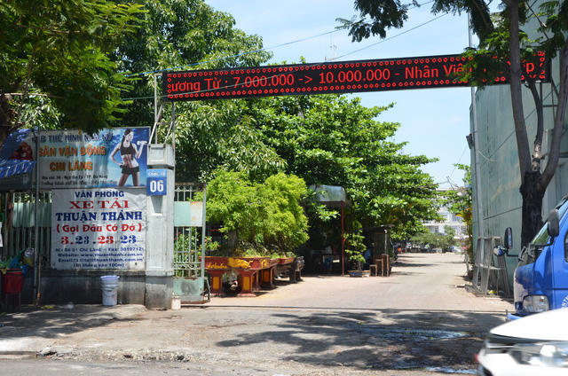 Trong khi đó, mặt sân ngoài sân bãi làm nơi tập kết, đậu, đỗ các phương tiện ô-tô khách, ô-tô tải. Các phòng chuyên môn phục vụ cho các hoạt động thể dục - thể thao, gầm khán đài… được cho thuê làm kho bãi chứa đủ loại các hàng hóa.