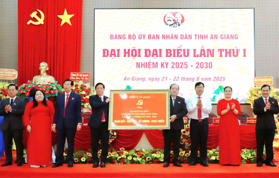 Ông Nguyễn Tiến Hải - Bí thư Tỉnh ủy An Giang (thứ ba, từ phải sang) trao tặng bức trướng chúc mừng đại hội.