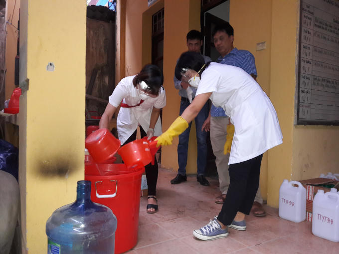 Với gần 40 máy đeo vai, 1 máy phun công suất lớn trên ô tô, 1 máy phun mù nóng để phun tại các khu đất trống đã được lực lượng chức năng phân chia theo mỗi tổ trực tiếp phun hóa chất tại nhà dân trên địa bàn phường.