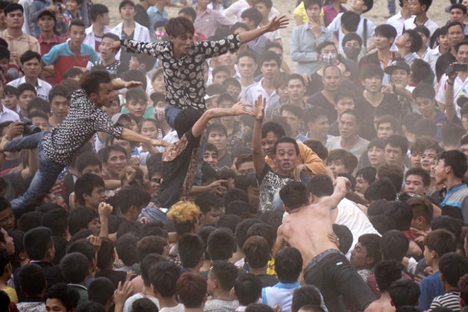 Đừng bức tử lễ hội bằng những hành động kém văn hóa. Ảnh: Internet