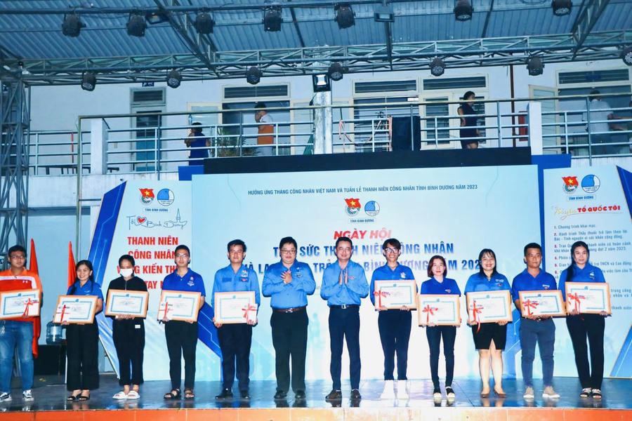 Tuyên dương thanh niên công nhân tiêu biểu của tỉnh.