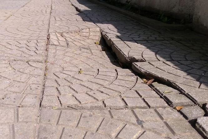 Gạch, đá lát vỉa hè xuống cấp một cách nhanh chóng khiến người dân đặt nhiều nghi ngại về chất lượng công trình.