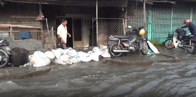 Người dân dùng bao chắn ngăn không cho nước vào nhà