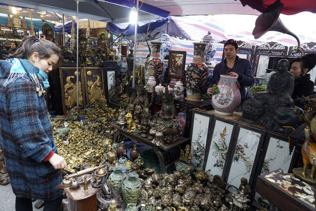 Khu vực buôn bán đồ giả cổ tập trung tại ngã tư Hàng Lược - Hàng Mã.