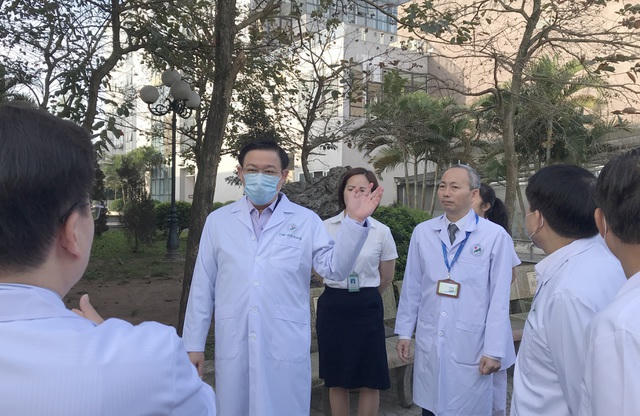 Trao đổi trực tiếp với lãnh đạo ngành y tế TP Hà Nội tại Bệnh viện Đa khoa Đức Giang, Bí thư Thành ủy Hà Nội Vương Đình Huệ đánh giá tình hình dịch Covid-19 đang có những diễn biến khó lường, do vậy cần phải rà soát cơ sở vật chất cũng như đội ngũ y bác sĩ để sẵn sàng ứng phó trong mọi tình huống.