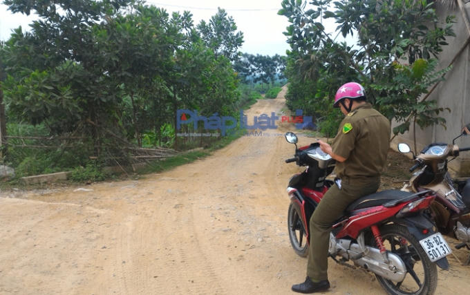 Hàng rào lưới thép B40 được Đoàn công tác của huyện rào bãi cát lại, cấm khai thác. Thì trong vài ngày sau đã bị phá bung, lấy đường cho xe ô tô nối nhau chở cát. (Ảnh: A.Thắng)