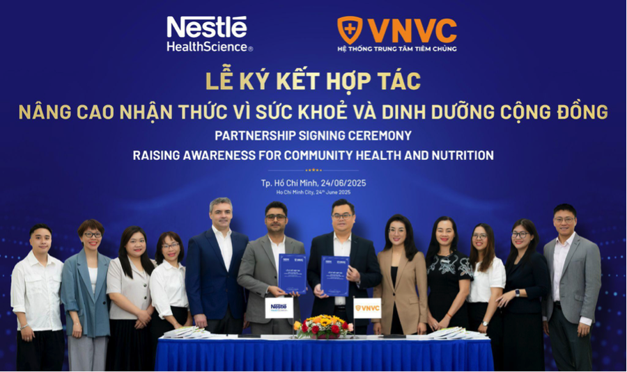 Bà Hà Thu Nga - Phó Tổng Giám đốc Công ty Vắc xin VNVC và ông Pablo Mazzoletti - Giám đốc Nestlé Health Science khu vực ASEAN chứng kiến Lễ ký kết hợp tác chiến lược giữa Hệ thống Tiêm chủng VNVC và Nestlé Health Science, thuộc Tập đoàn Nestlé toàn cầu. Ảnh: VNVC.