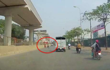 Người đàn ông lao ra chặn nam thanh niên đang chạy xe máy ngược chiều. Ảnh cắt từ clip