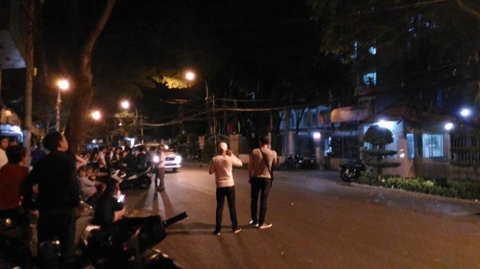 Rất nhiều “chiến hữu” đã kéo về cổng trụ sở Công an Quận 1 để chờ đón “đồng đội” trở về sau khi tiến hành xét nghiệm nước tiểu.