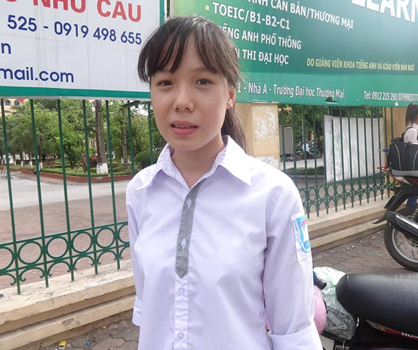 Em Nguyễn Thị Ngọc Ánh, học sinh trường THPT Yên Lãng, Mê Linh, Hà Nội chia sẻ: "Theo em đề thi năm nay khá dài và khó, có sự phân hóa thí sinh cao, từ câu 1 đến câu 30 là dành cho các bạn thi tốt nghiệp và những câu sau dành cho các bạn thi đại học".