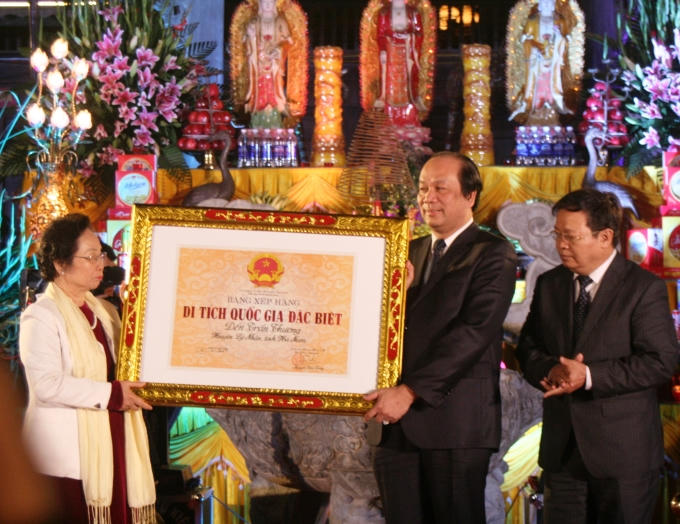 Phó Chủ tịch nước Nguyễn Thị Doan trao Bằng di tích quốc gia đặc biệt đền Trần Thương cho đại diện lãnh đạo tỉnh Hà Nam.