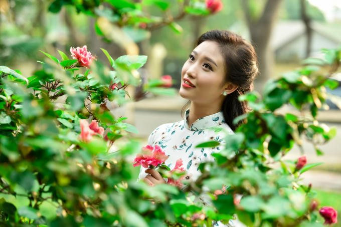 Không ít người rời quê lên Hà Nội sinh sống và học tập đã bỏ lại hàng râm bụt yêu thương.