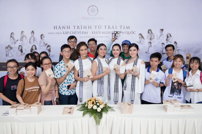 Huyền My, Ngọc H&acirc;n xinh đẹp nổi bật ở khu chợ nổi độc đ&aacute;o ở miền T&acirc;y