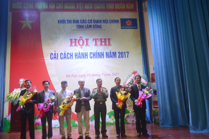 Tặng hoa cho Ban giám khảo hội thi.