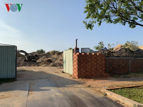 Khu vực vào bãi tập kết cát không có quy hoạch.