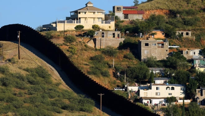 Trong ảnh là hàng rào biên giới chia cắt vùng Nogales, bên phải thuộc về Mexico và bên trái thuộc bang Arizona, Mỹ.