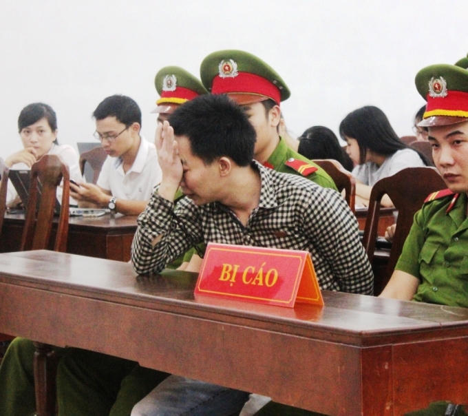 Vinh đã bật khóc tại phiên tòa xét xử sáng 25.11. (Ảnh: Đăng Hậu)