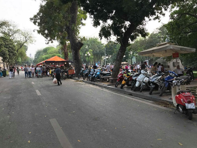 Bãi xe tự phát mọc ngay trước biển cấm khu vực phía sau tượng đài Quyết Tử.