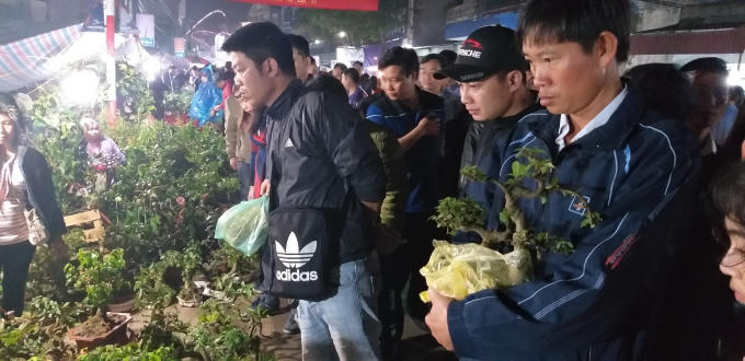 Mỗi người đều muốn mua cho mình một món hàng để cầu may đầu năm.