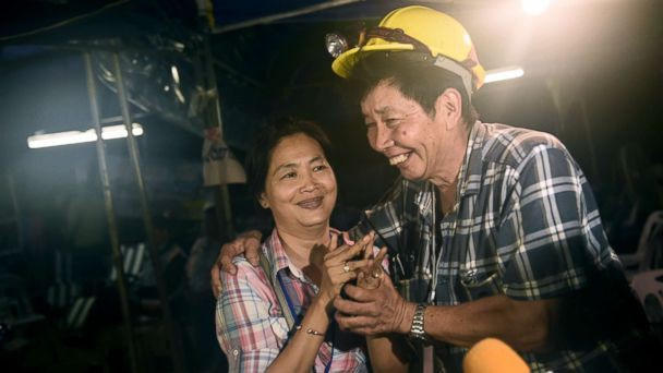 "Chúng ta đã tìm thấy bọn trẻ an toàn, nhưng công tác cứu hộ vẫn chưa hoàn tất", ông Narongsak nói khi đề cập đến những thách thức đang chờ phía trước khi tìm cách đưa đội bóng ra ngoài an toàn. Trong ảnh: Người thân của các cầu thủ vỡ òa trong hạnh phúc khi nhận được tin con trai còn sống. (Ảnh: Reuters)