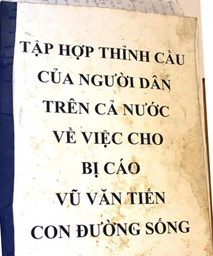 Khoảng 10.000 chữ ký được đóng trong một tập giấy A4 dày.