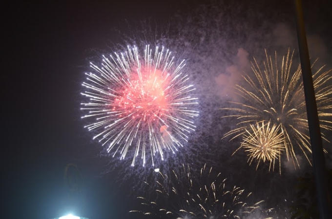 Người dân và du khách có 10 phút chiêm ngưỡng những màn pháo hoa đẹp, lung linh, rực rỡ.