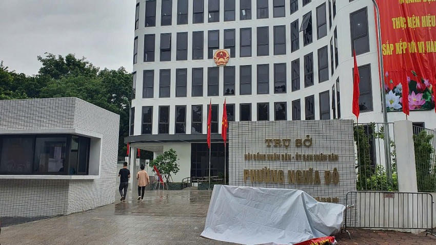 Trụ sở UBND phường Nghĩa Đô ngày đầu tiên hoạt động theo mô hình chính quyền địa phương 2 cấp.