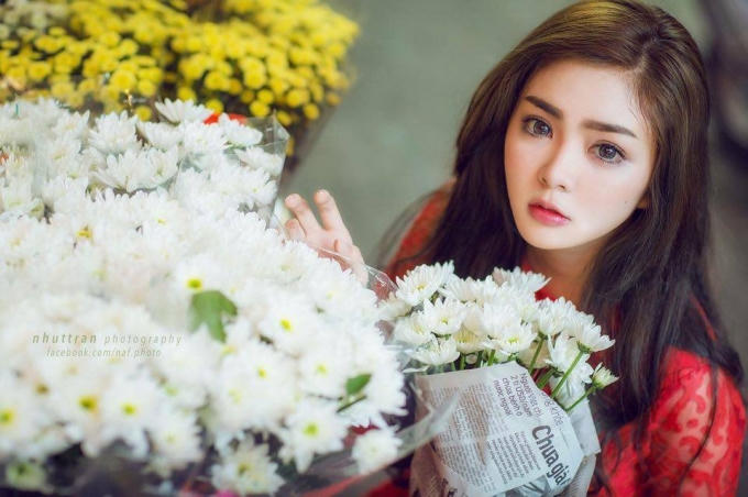 Mới 19 tuổi, nhưng Đinh Thị Thu Hiền (Bình Dương) luôn tự tin trong cuộc sống cũng như trong công việc hiện tại. Ảnh: NhutTran.                Hiện tại Thu Hiền đang ấp ủ niềm đam mê trở thành một cô giáo mầm non. Bên cạnh đó, Đinh Thị Thu Hiền còn tham gia làm mẫu ảnh, diễn viên và kinh doanh... Ảnh: NhutTran.                Với Thu hiền, cô luôn biết lấy lòng người đối diện bởi nụ cười thân thiện, vui tính, hòa đồng. Ảnh: NhutTran.                Với vẻ đẹp như thiên thần, hotgirl Đinh Thị Thu Hiền luôn chiếm trọn tình cảm từ các chàng trai. Ảnh: NhutTran.                                  Dù rất bận rộn với công việc cuối năm, nhưng Đinh Thị Thu Hiền cũng không quên lưu lại cho mình một bộ ảnh xuân giữa phố hoa. Bộ ảnh xuân nhanh chóng được nhiều cư dân mạng tìm xem và luôn dành cho cô những lời "có cánh". Ảnh: NhutTran.