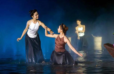 Chương trình biểu diễn nghệ thuật thực cảnh lần đầu tiên tại Hà Nội mang tên 'Tinh hoa Bắc Bộ' được sự đón nhận nồng nhiệt từ những khán giả yêu thích bộ môn sân khấu.