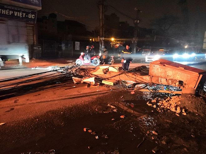 Nhiều phần cáp điện, bê tông từ cột điện vỡ vương khắp đường. Ảnh Thanh Niên.