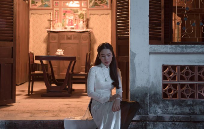 Hóa thân thành cô nữ sinh trung học, Nam Em chạy ùa về khoe với người mẹ của mình (diễn viên Thủy Cúc thủ vai) về việc đậu đại học...