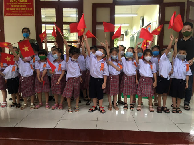 Học sinh khối 1 trường Tiểu học Nguyễn Công Trứ vui mừng được đến trường.